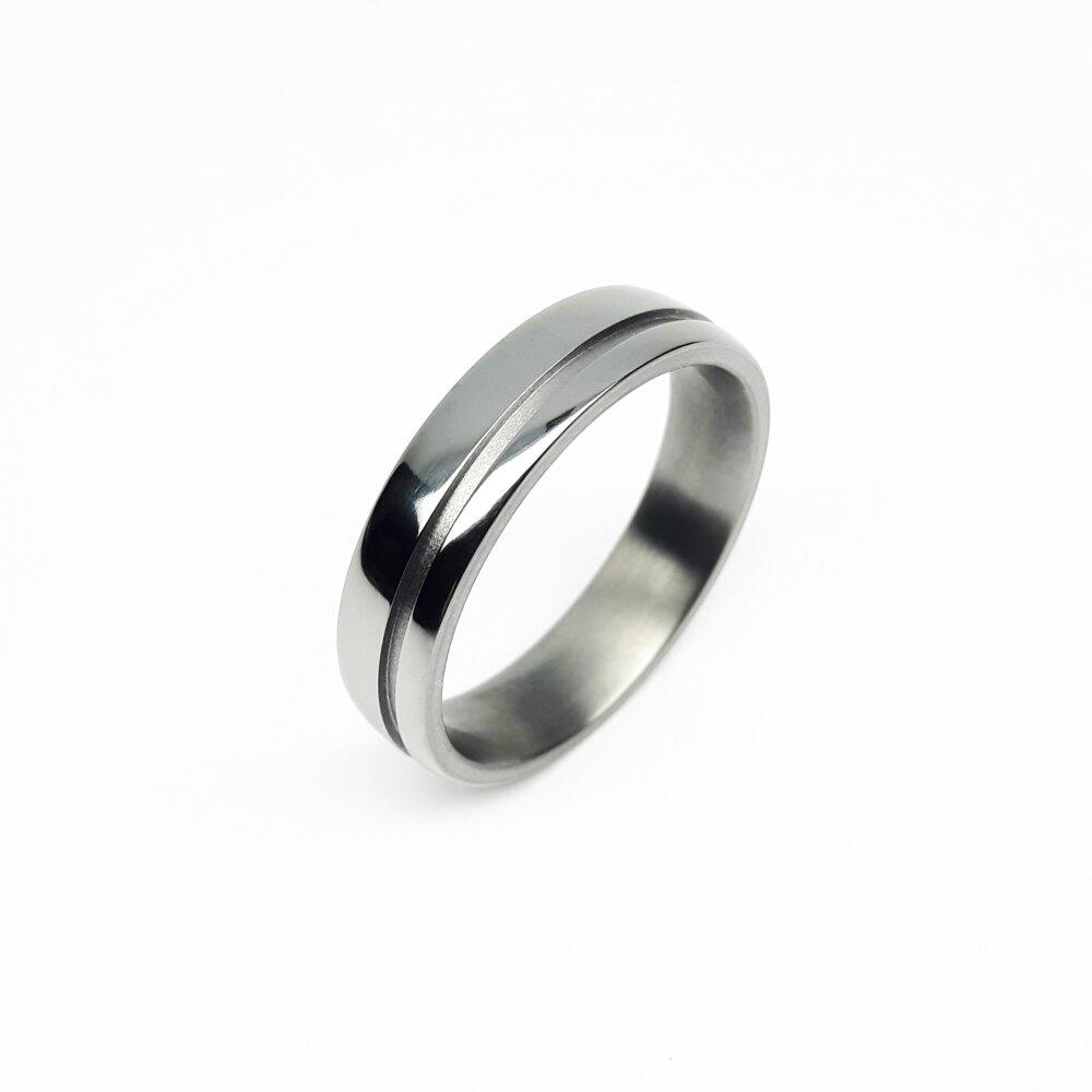 Ring aus poliertem 999er Tantal. Unikat.