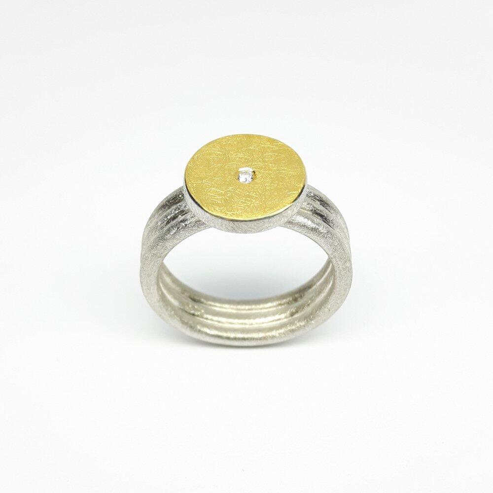 Bague en argent, or fin et diamant.