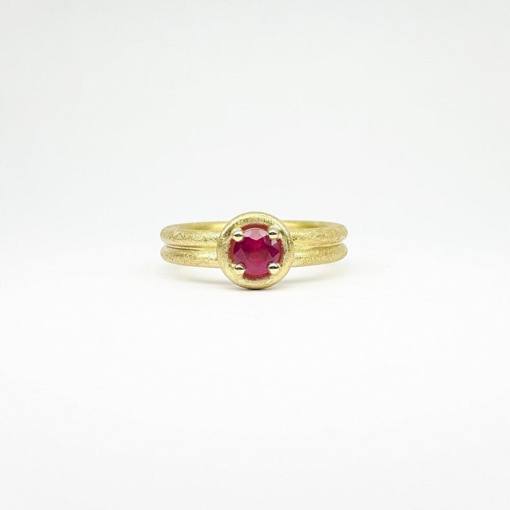 "rubis rubis rubis rubis", Ring aus 18kt Gelbgold und Rubin. Unikat.