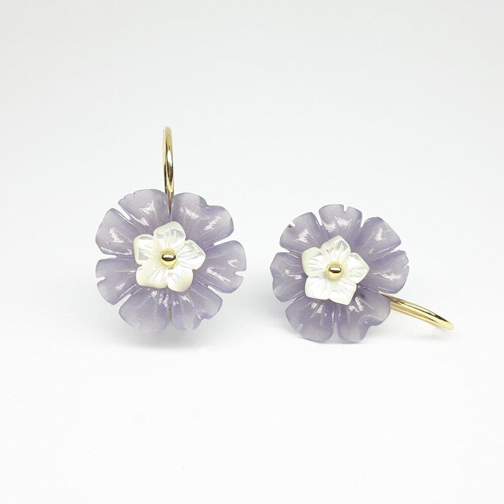 Earrings in 18kt yellow gold and flowers made of calcite and engraved mother-of-pearl. One of a kind.