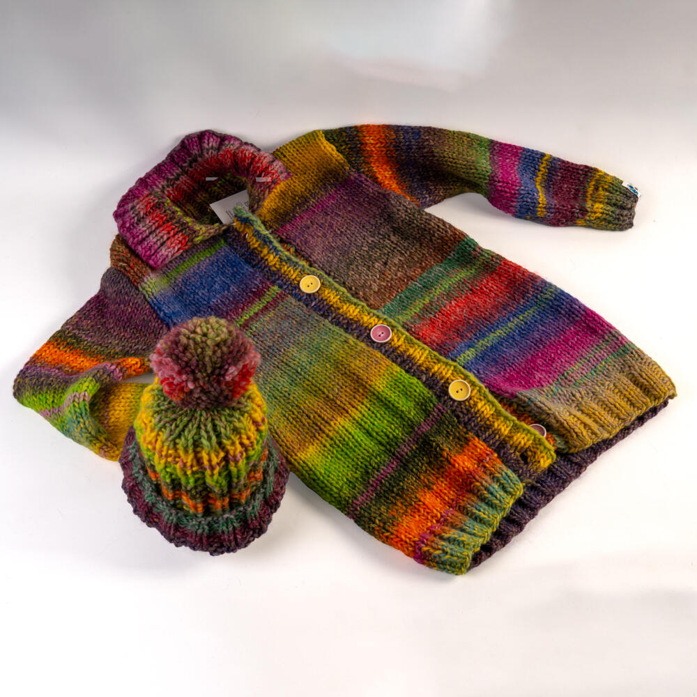 Veste pour enfants tricotée à la main avec bonnet assorti