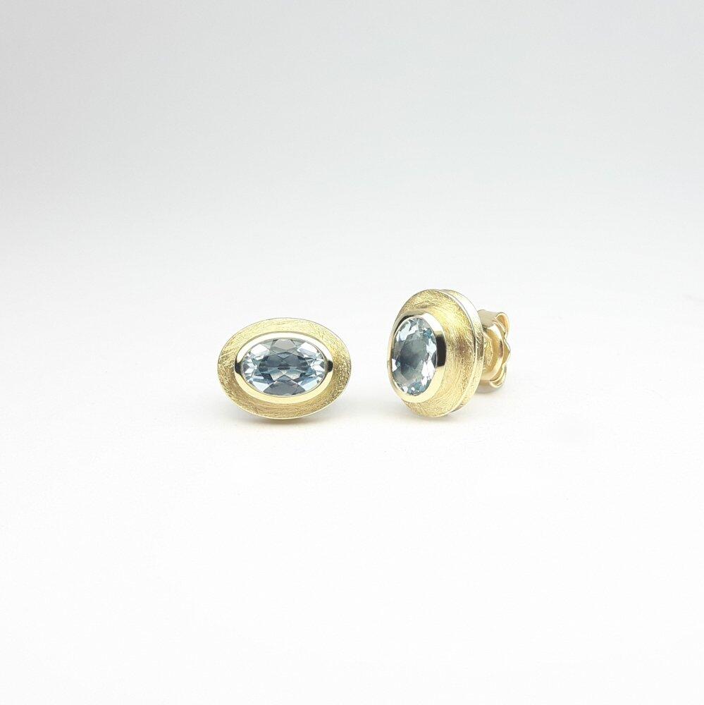 Boucles d'oreilles en or jaune 18kt et aigue-marine. Pièce unique.