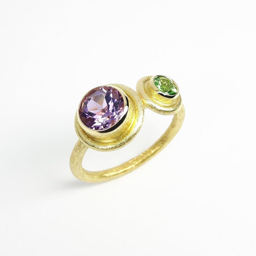 "you & me", Ring aus 18kt Gelbgold, Amethyst und Tsavorit. Unikat.