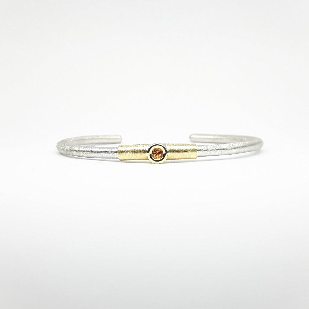 Bangle in 925 silver, 18kt yellow gold and pink sapphire.