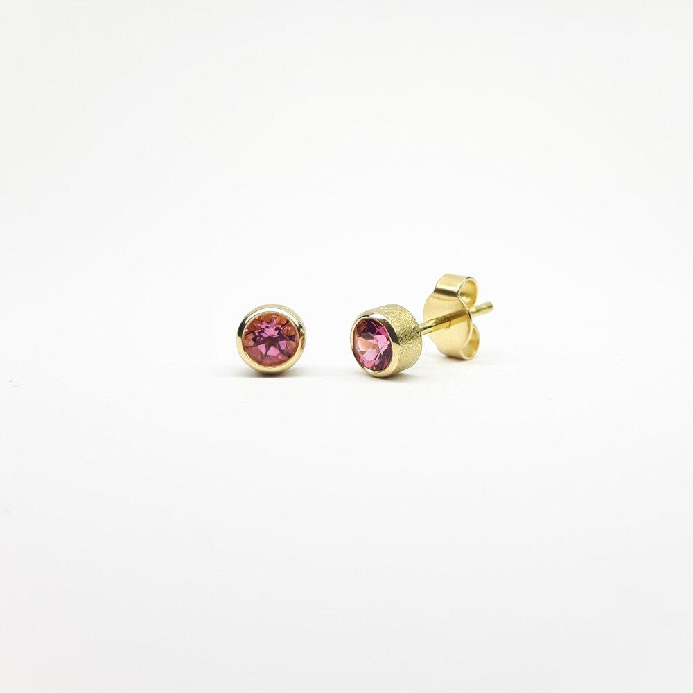 Boucles d'oreilles en or jaune 18kt et tourmalines roses Ø4mm.