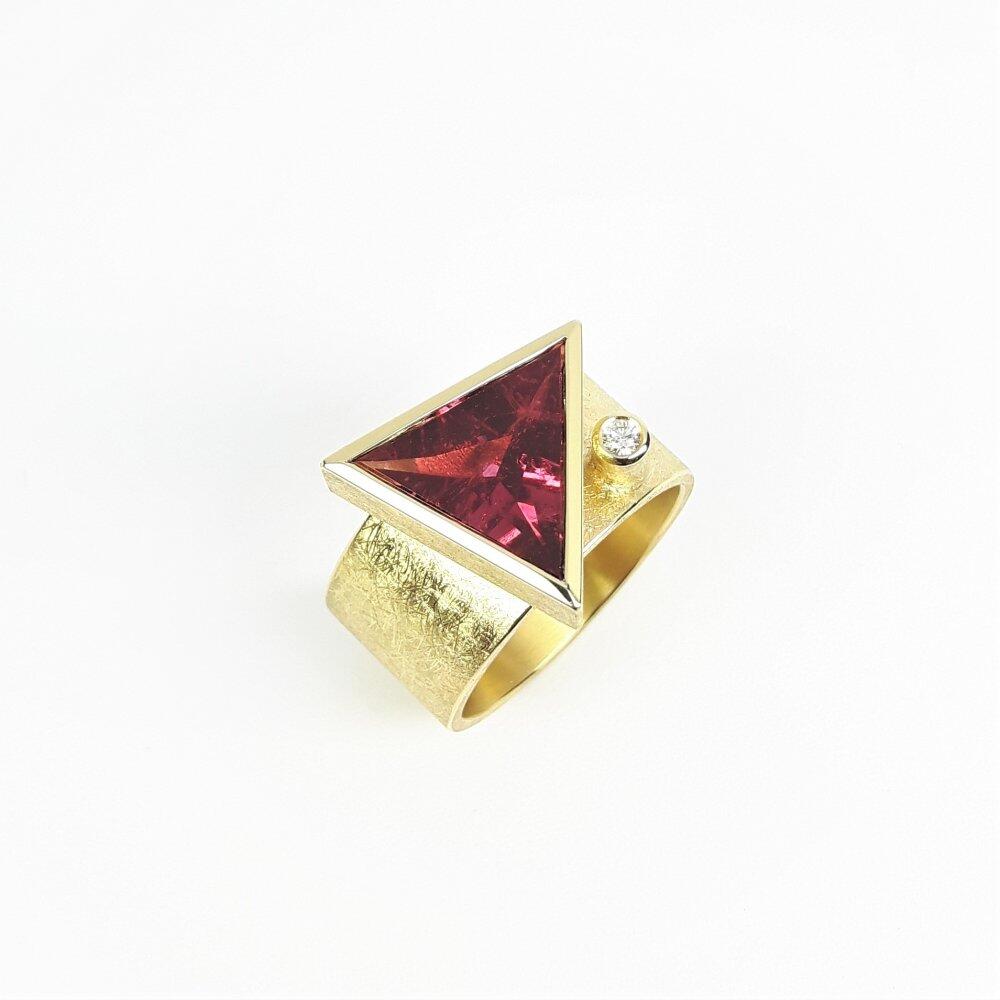 Ring in 18kt yellow gold, pink tourmaline and diamond. Unique piece.