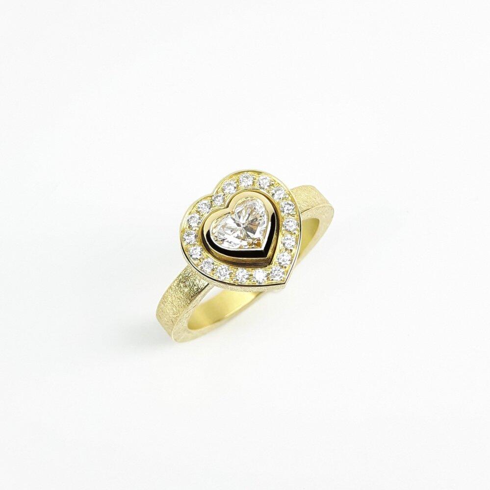 "my sweetheart", ring in 18kt yellow gold, diamond heart 0.50ct and 18 brilliant-cut diamonds. Unique piece.