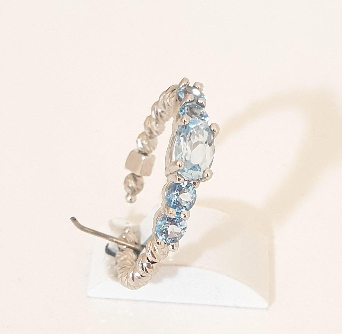18k white gold solitaire ring with 5 topaz stones & faceted white gold beads