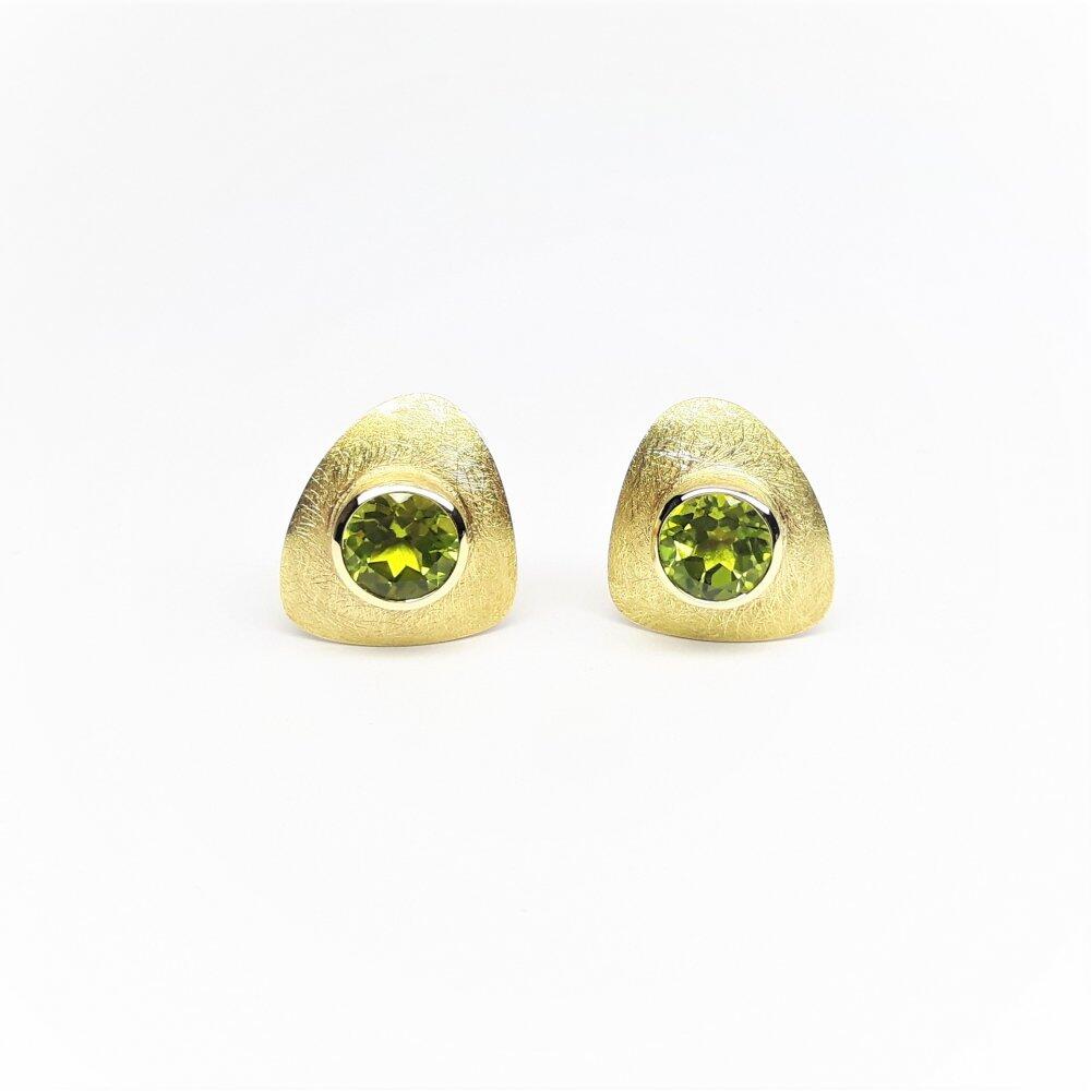 Stud earrings in 18kt yellow gold and peridot. Unique piece.