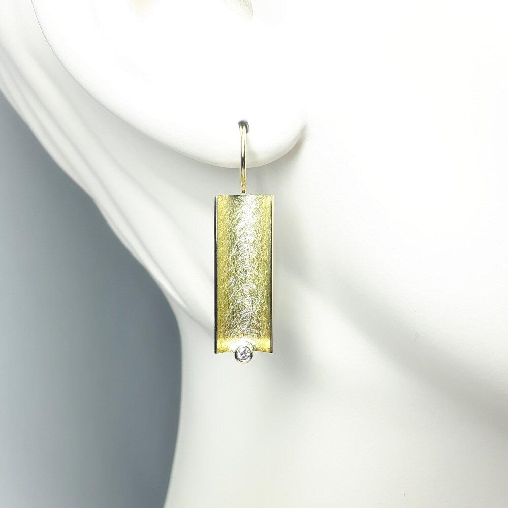Drop earrings in 18k yellow gold and diamonds.