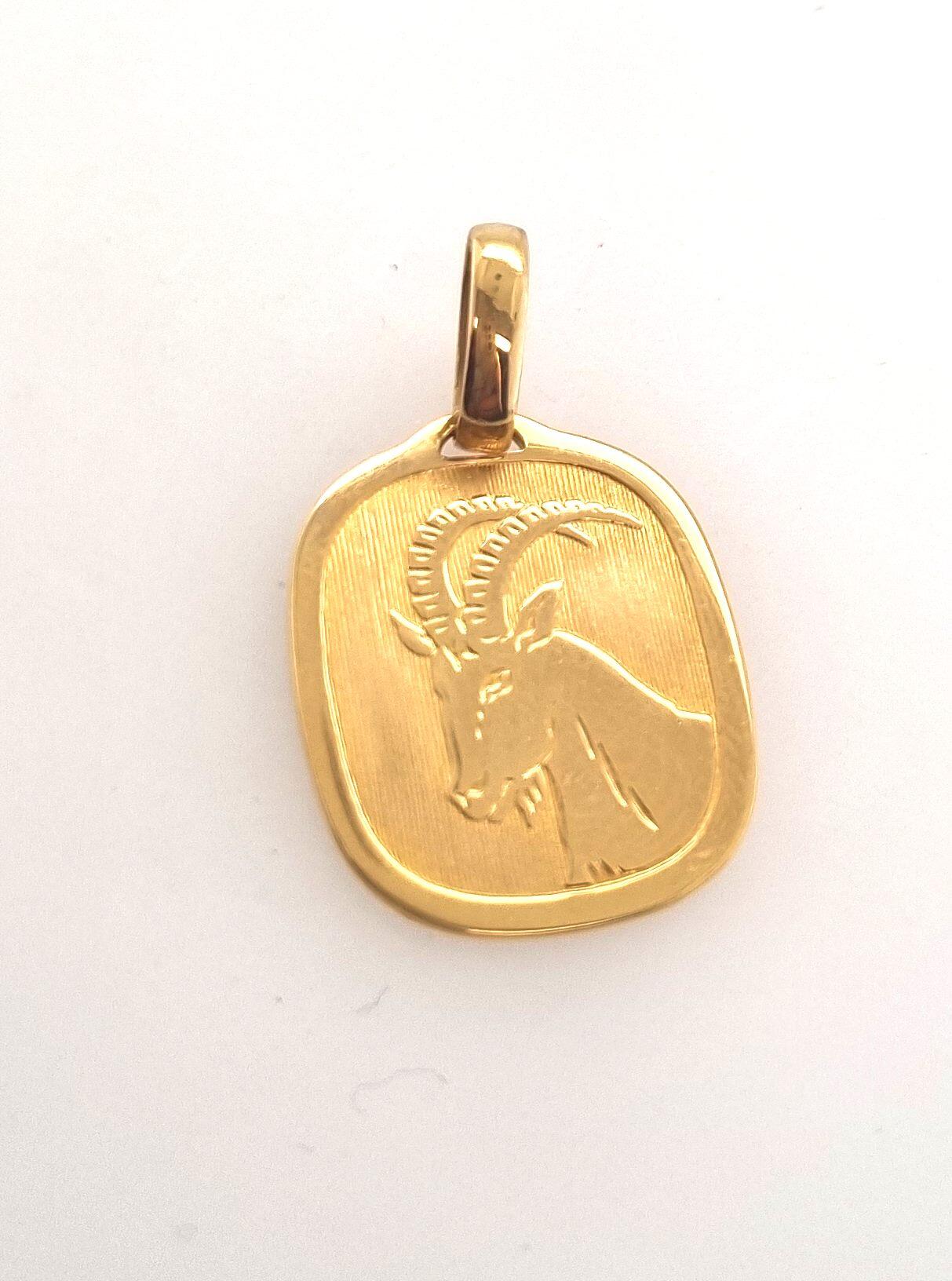Pendentif médaille 2X1.7cm capricorne or jaune 18K ( dernier modele )