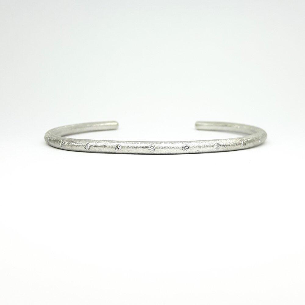 Bracelet made of 18kt white gold and 9 diamonds.