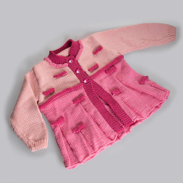 Ausgefallene Baby- oder Kleindkindjacke, handgestrickt