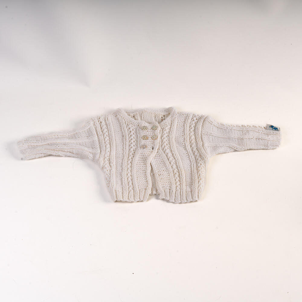 Babyjacke mit Lochmuster, handgestrickt