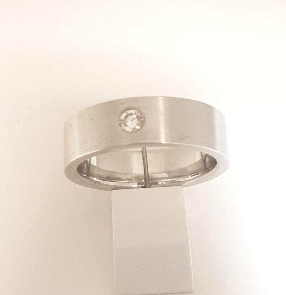 # Weißgoldring mit einem 0.09ct Diamanten