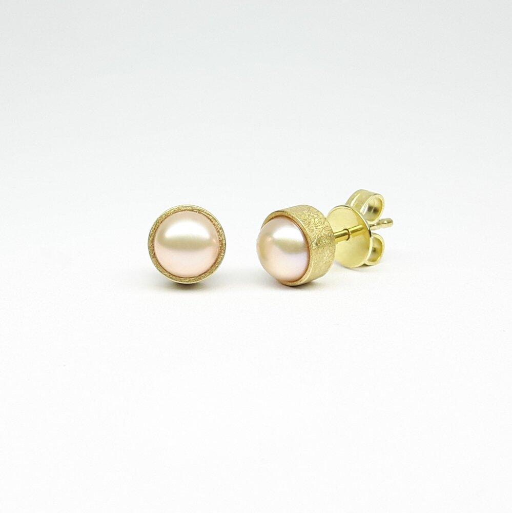 Boucles d'oreilles en or jaune 18kt et perles roses de culture d'eau Ø6mm.