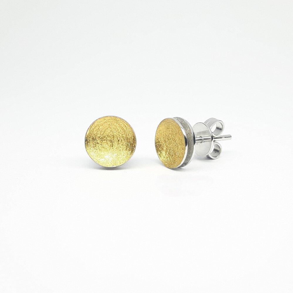 Ear studs in fine gold and silver.