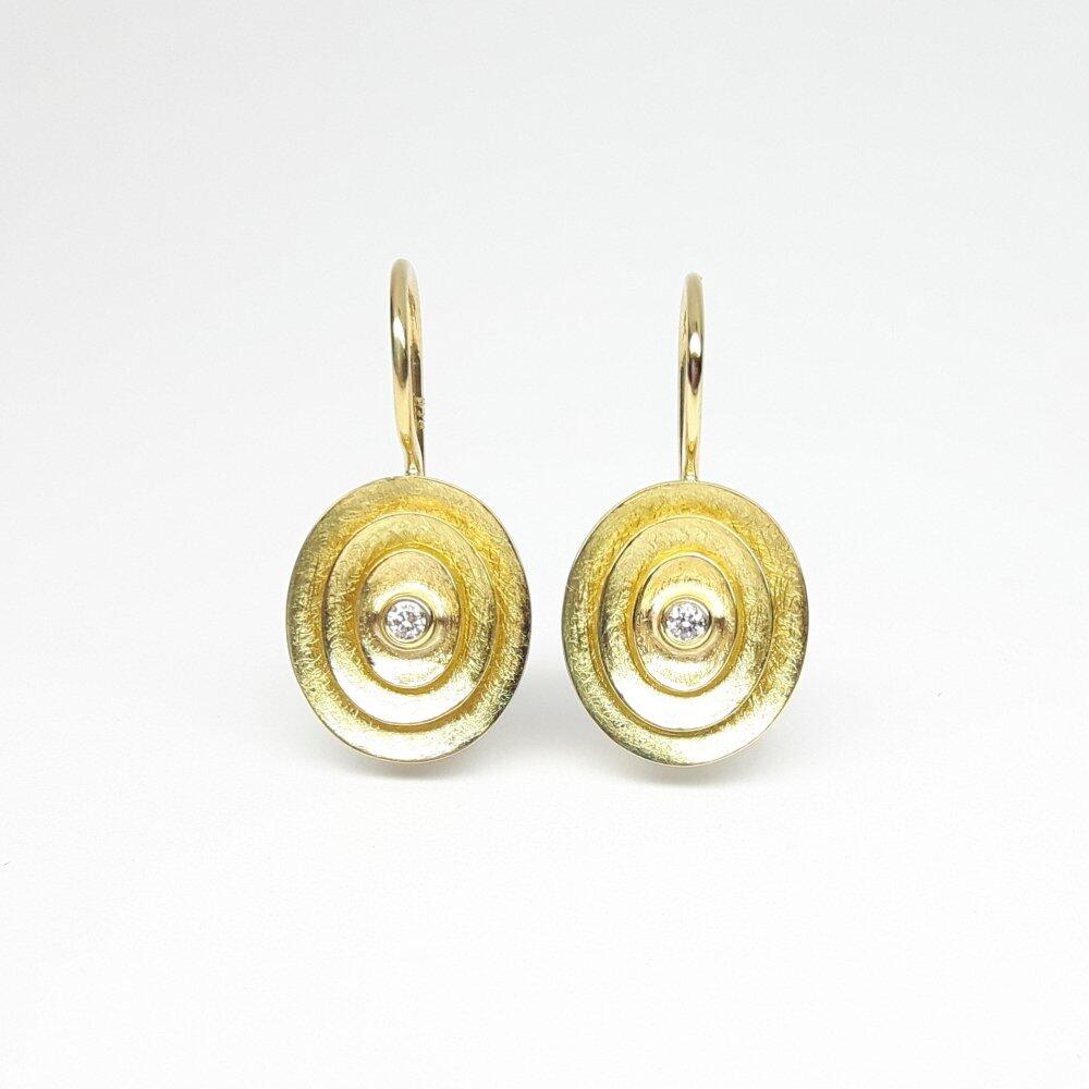 Boucles d'oreilles en or jaune 18kt et brillants.