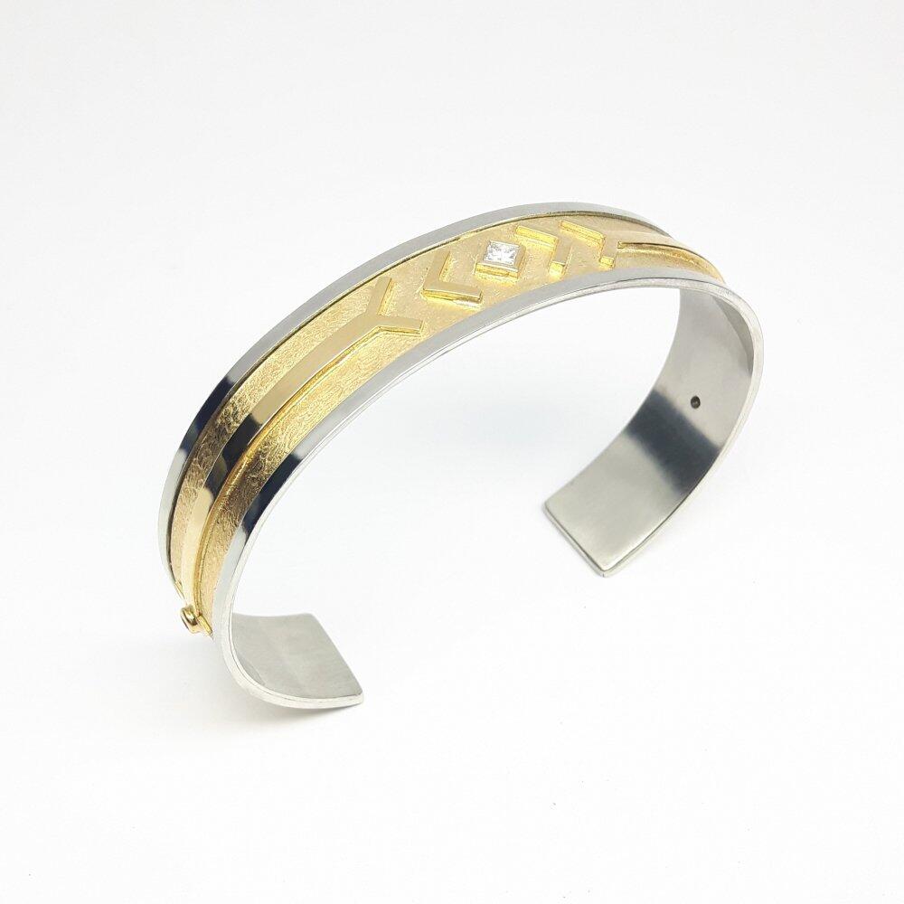 "warrior", par le créateur Christian Rauch. Bracelet en or jaune 18kt, platine 950/-, diamant princesse et saphires. Pièce unique.