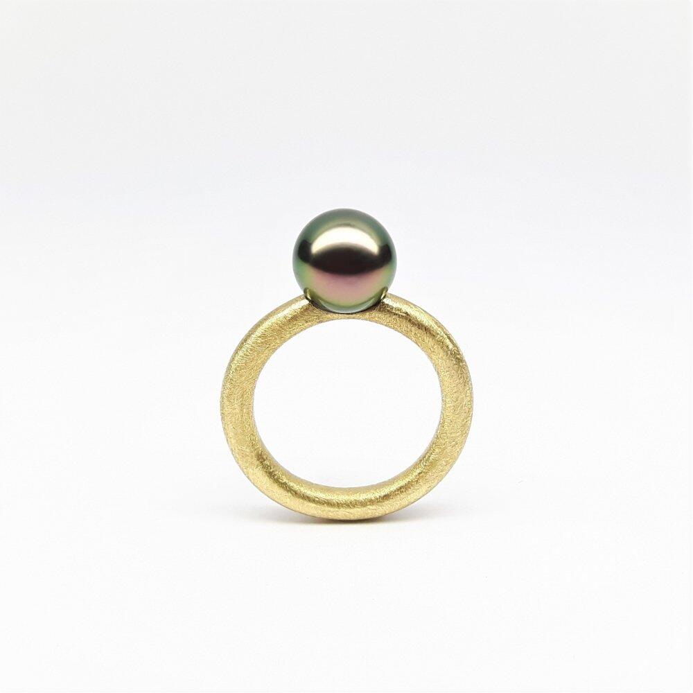 Ring in 18kt yellow gold with a two-tone Tahitian pearl. Unique piece.