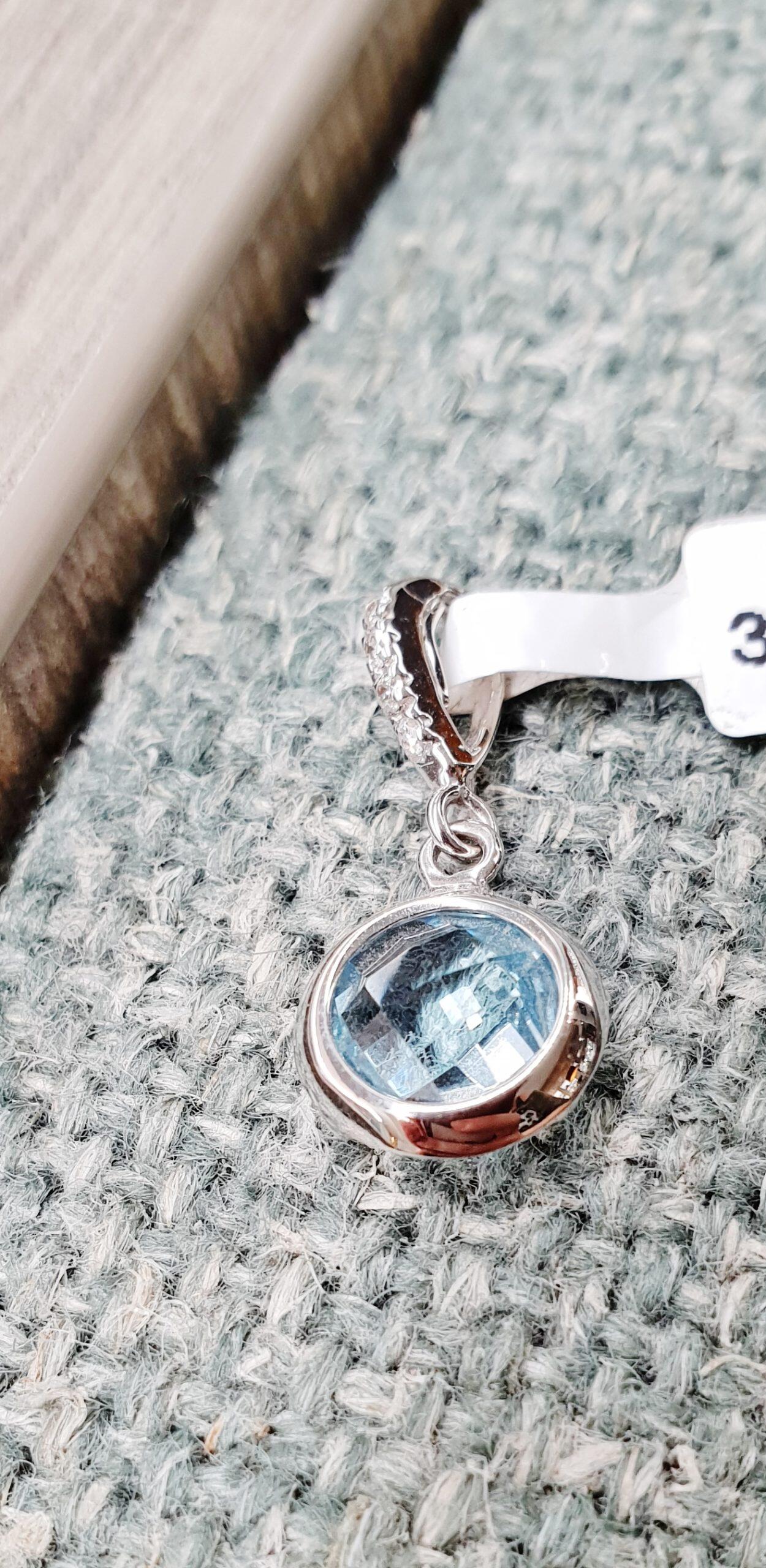 # Pendentif or blanc topaze or blanc serti clos diamants 0.04ct