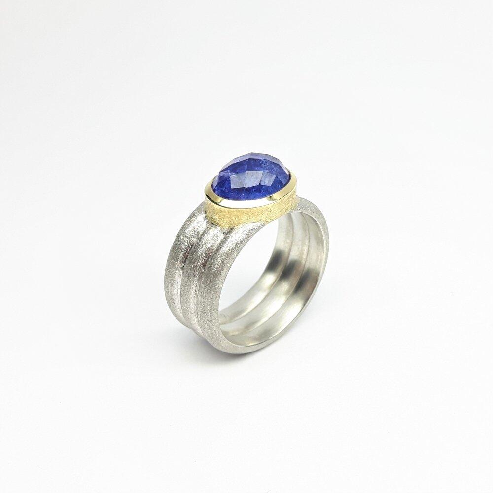 Bague en or jaune 18kt, argent 925/- et tanzanite. Pièce unique.