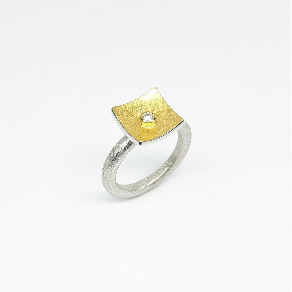 Bague en argent 925/- , or fin, or jaune 18kt et diamant.