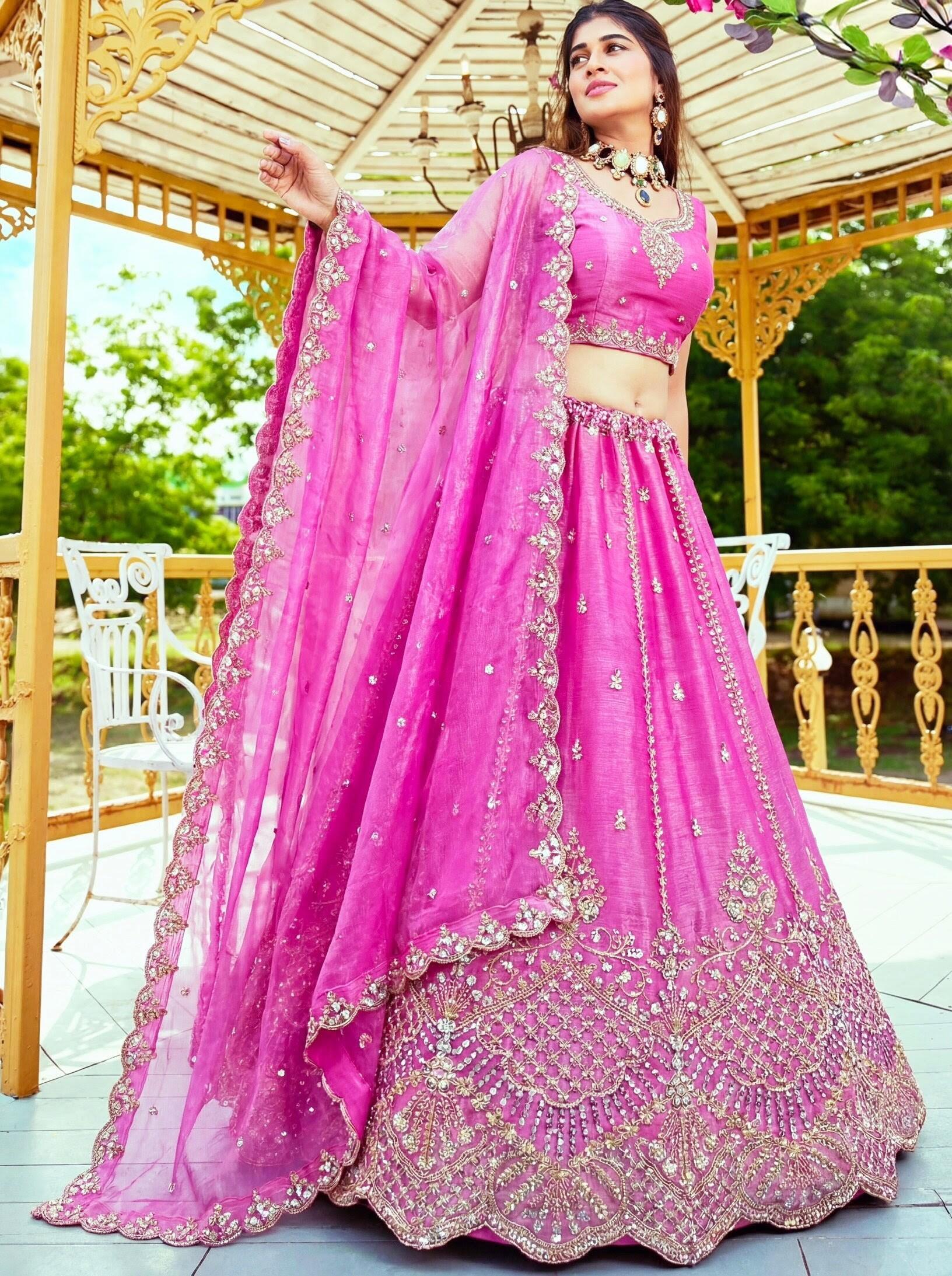Midsummer Festival: Motif satin rose et cristaux brodés à la main — tenue de soirée de créateur