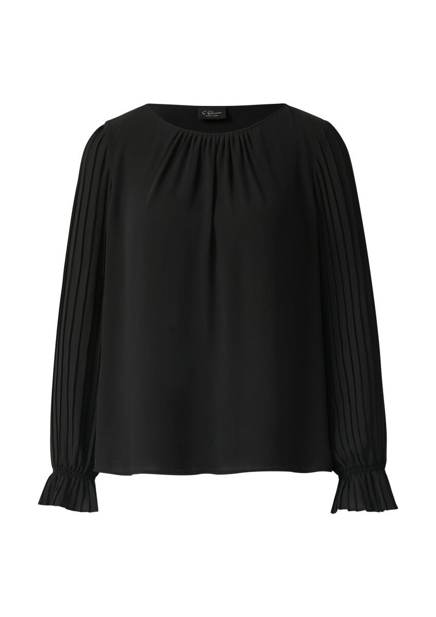 Blouse: Regular fit with boat neckline and ruffled sleeves