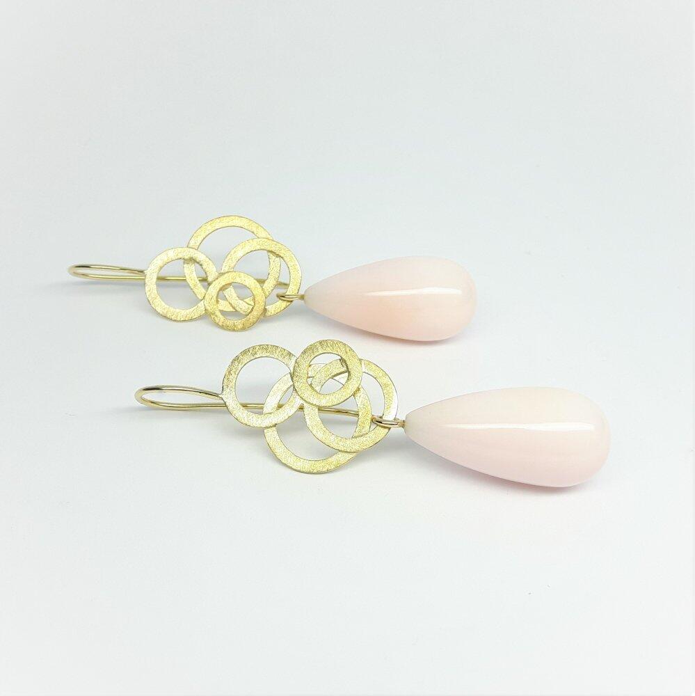 Boucles d'oreilles en or jaune 18kt et pampilles en calcédoine rose. Pièce unique.