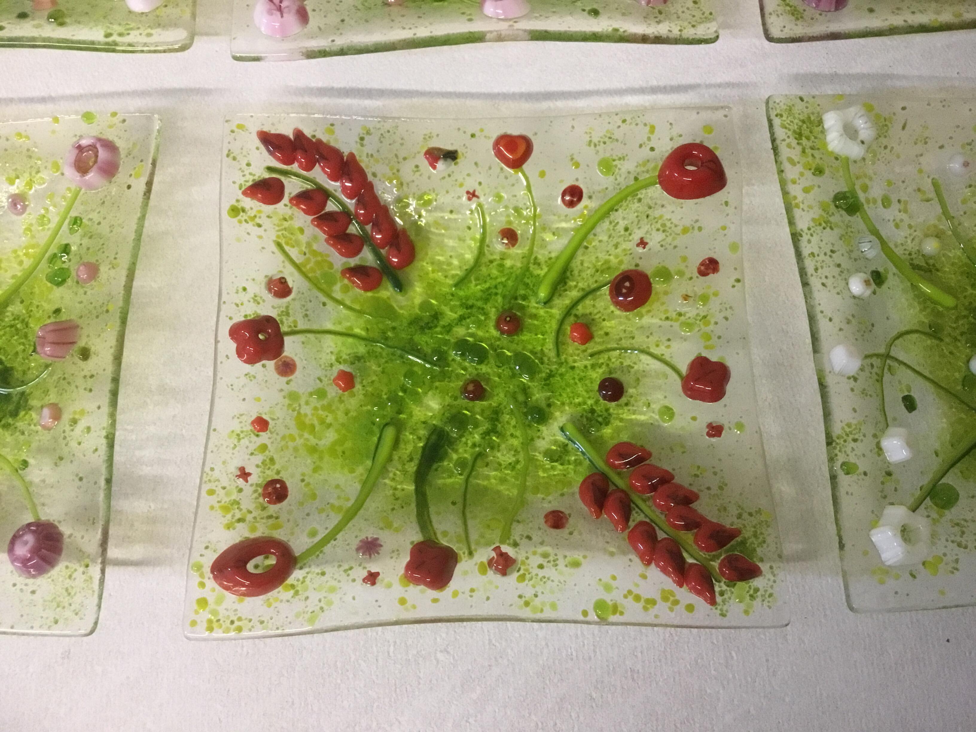 Belle assiette avec motif floral, Millefiori, faite à la main, pièce unique, rouge