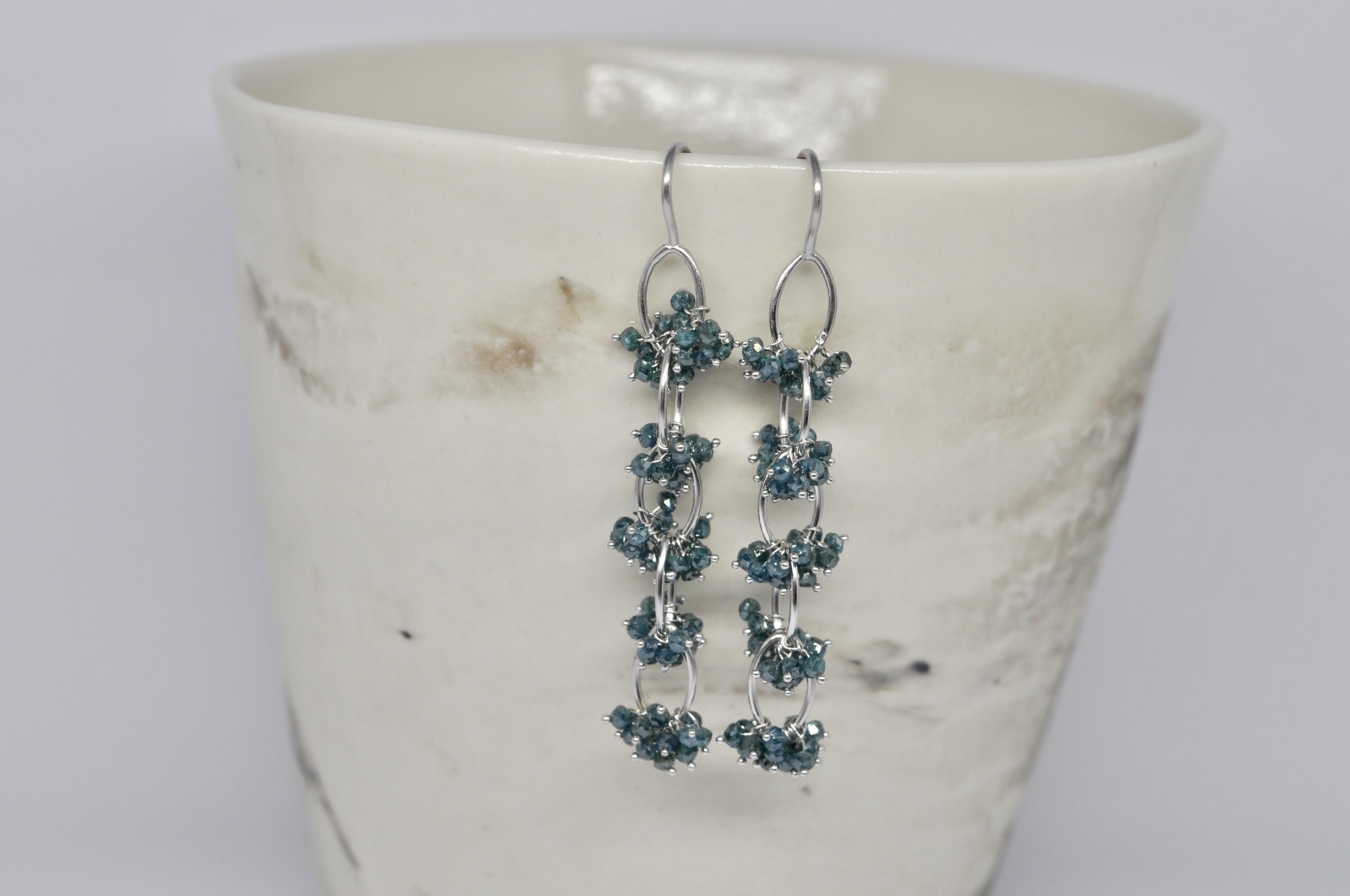 Kaskadierende blaue Diamantperlen-Ranken-Ohrringe, 18 Karat Weißgold