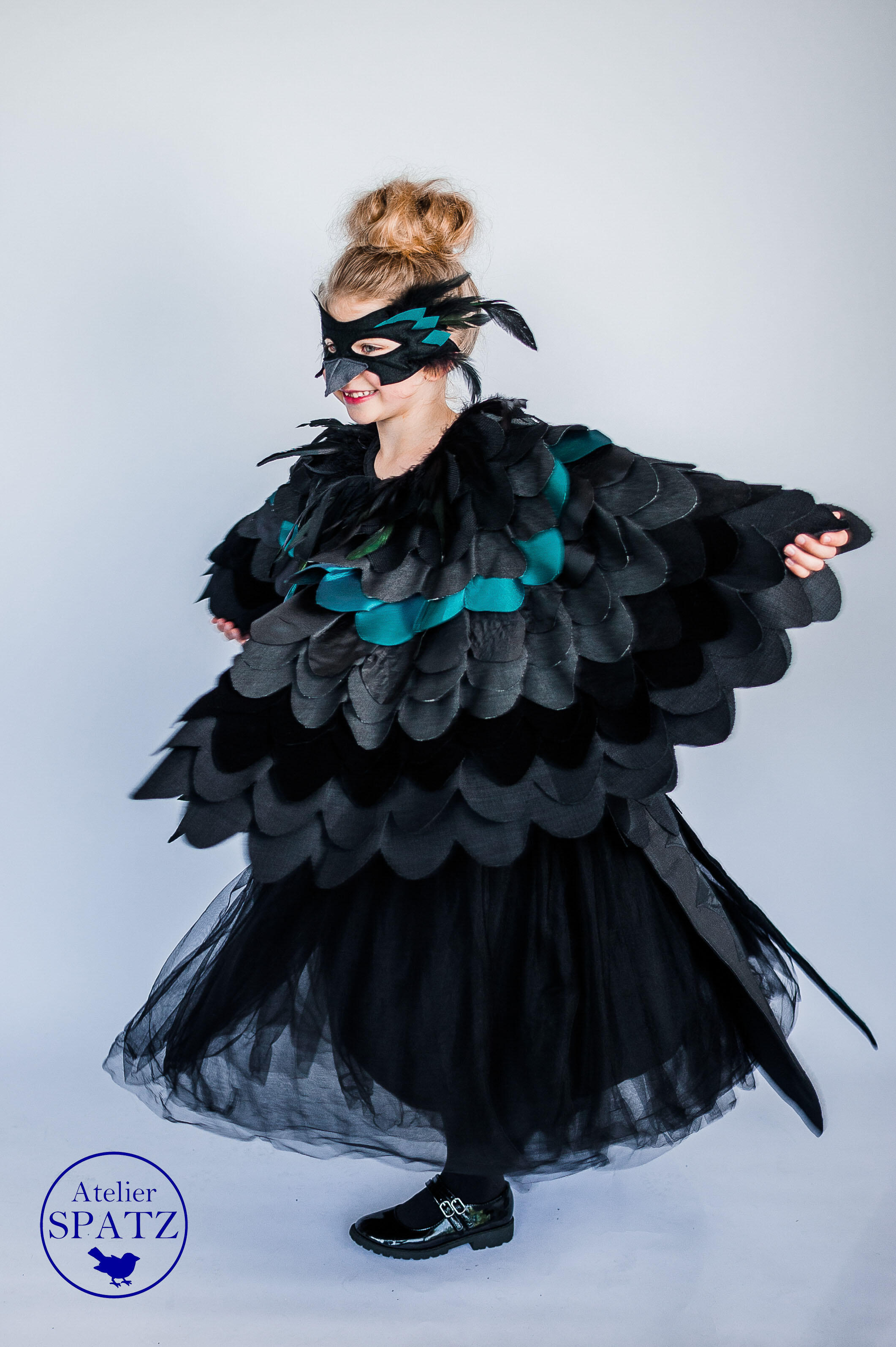 Little raven bird costume for kids in carnival or halloween