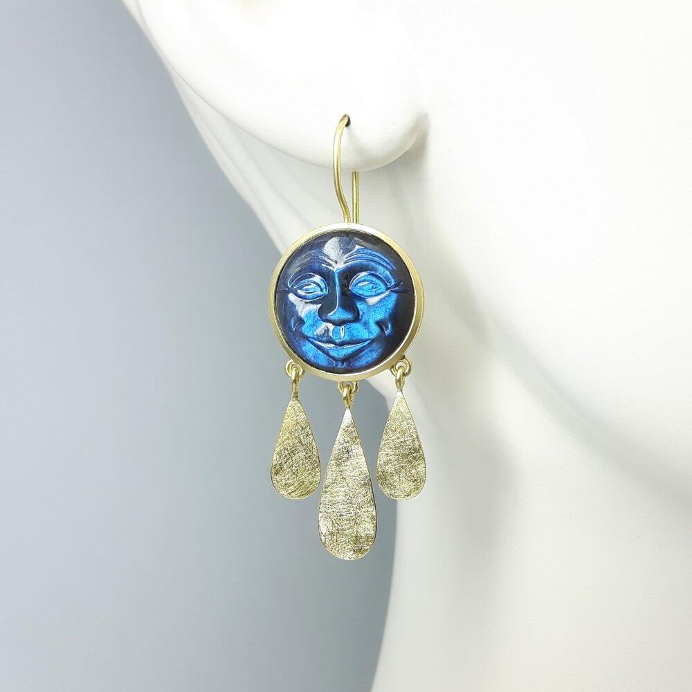 "fly me to the moon", Ohrhänger aus 18kt Gelbgold und graviertem Spektrolith. Unikat.