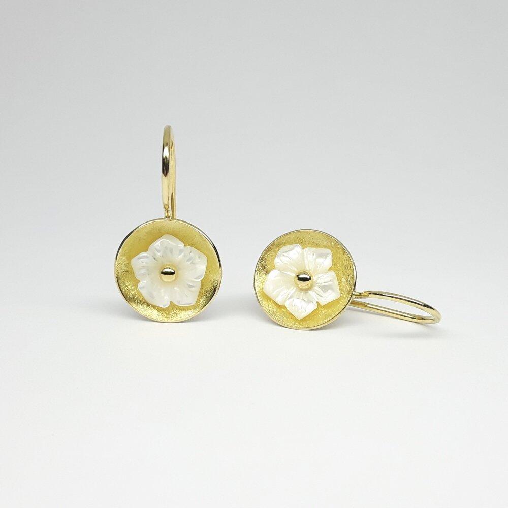 Boucles d’oreilles en or jaune 18kt et fleurs en nacre gravée Ø9mm. Pièce unique.