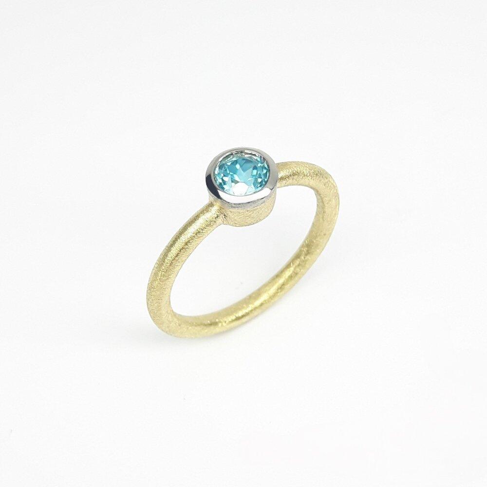 Bague en or 18kt jaune/blanc et zircon bleu naturel.