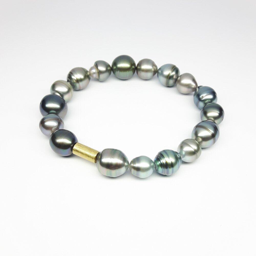 Bracelet made of Tahitian pearls and 18k yellow gold. One of a kind.