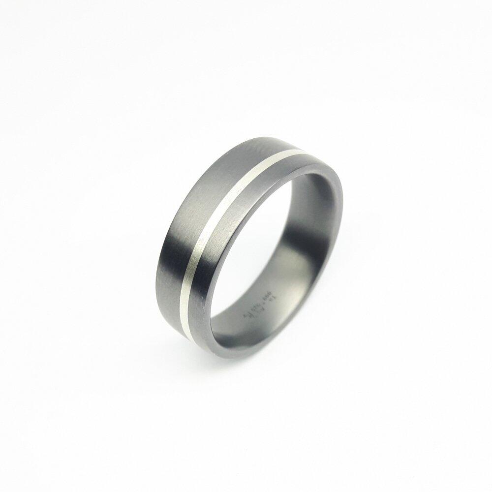 Ring made of 999 tantalum and 925 silver.