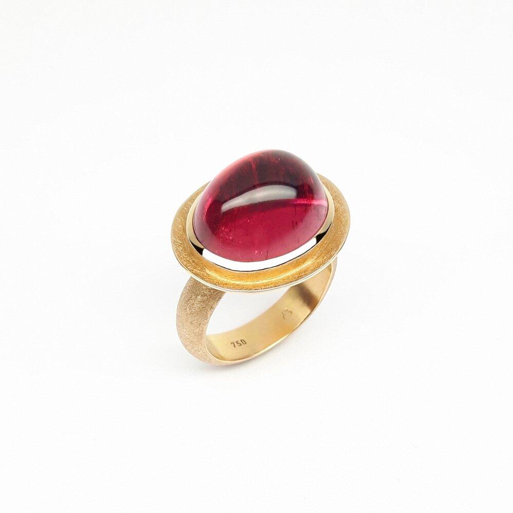 Ring in 18kt rose gold and pink-red tourmaline. Unique piece.