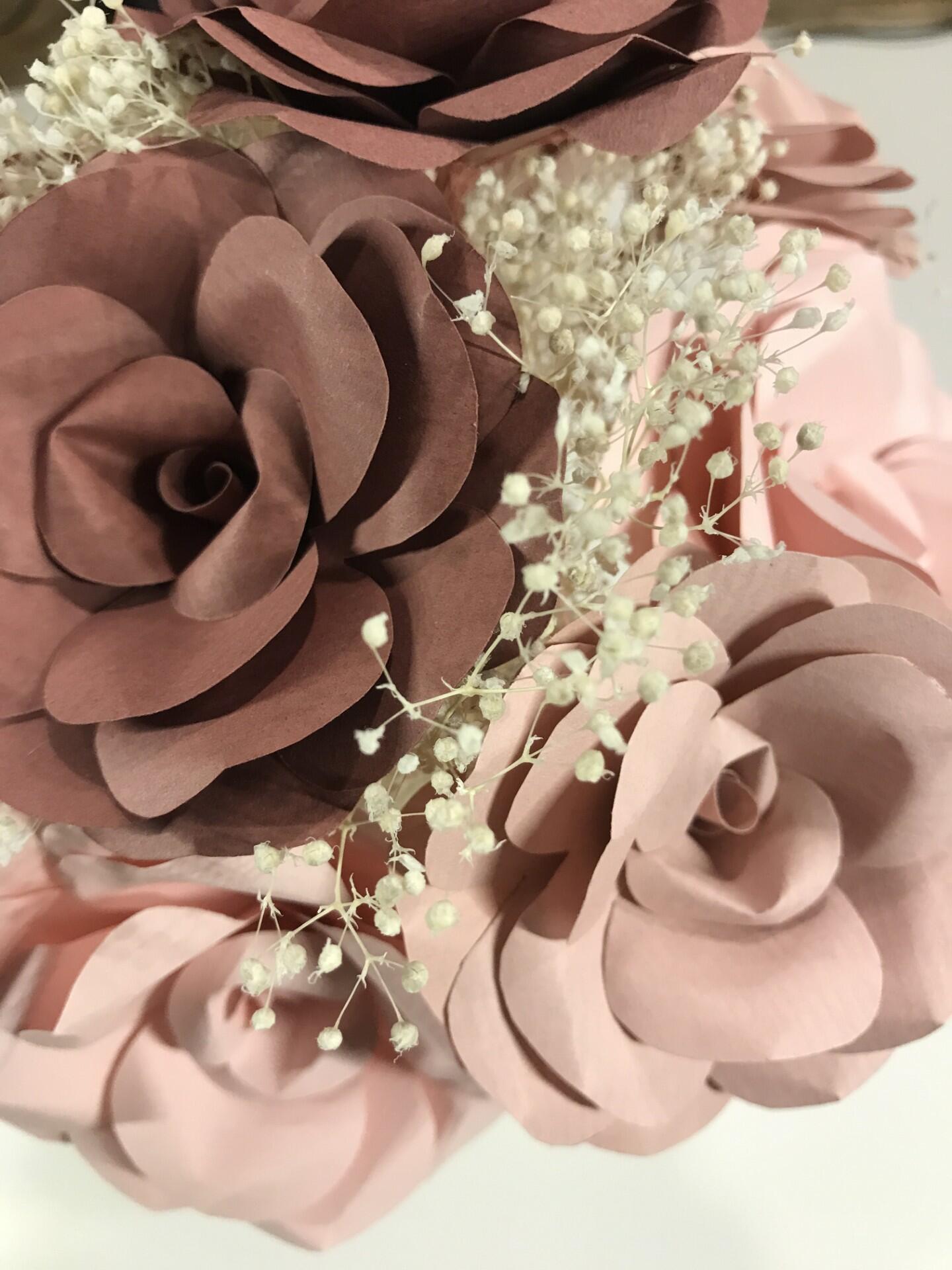 Blumenstrauß aus rosa Papier