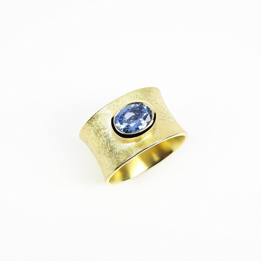 "Mare", 18kt yellow gold and blue sapphire 1.59. Unique.