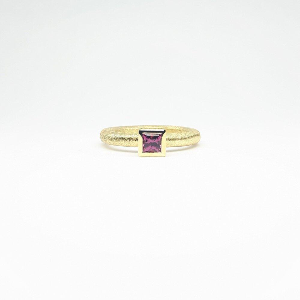 'combiring small', 18kt Gelbgold und purpur Granat 4x4mm.