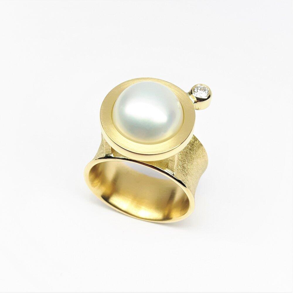 "Saturn", ring in 18 carat yellow gold, a South Sea pearl and diamond.