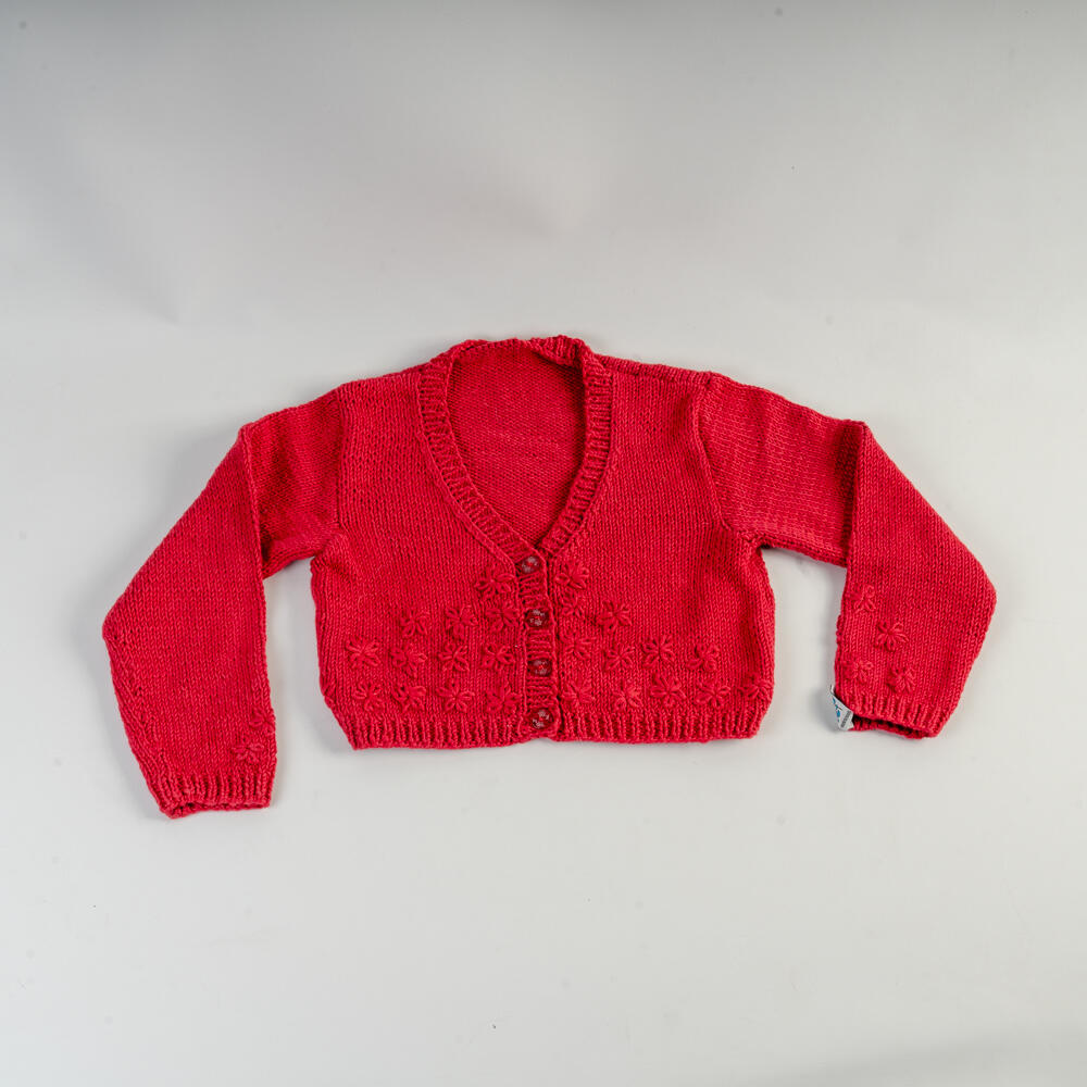 Veste pour fillette avec broderie florale, tricotée à la main