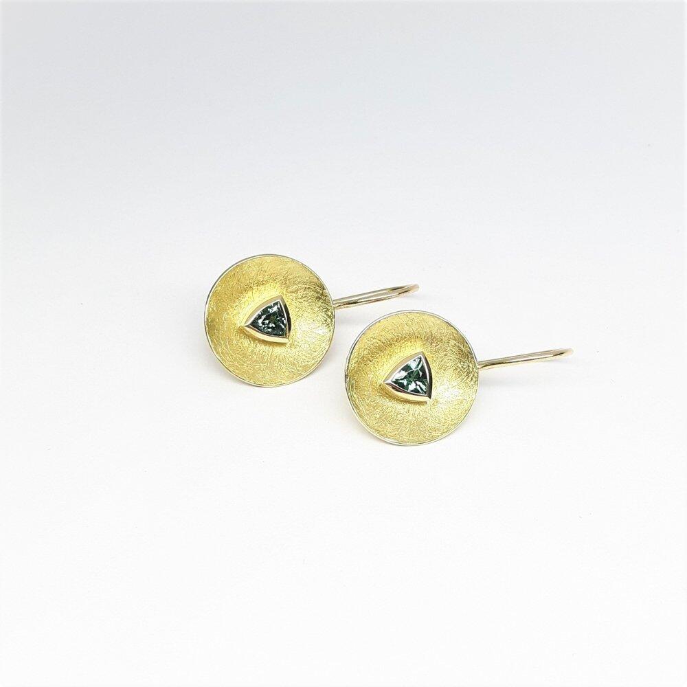 Stud earrings in 18kt yellow gold and blue-green tourmaline.