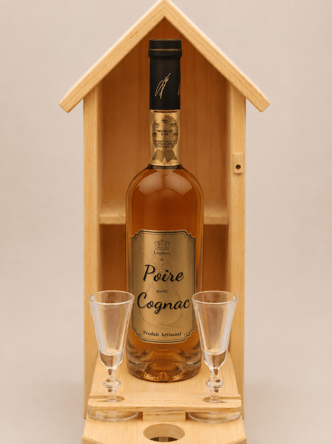Bouteille de liqueur 0,7 L dans un nichoir avec deux verres