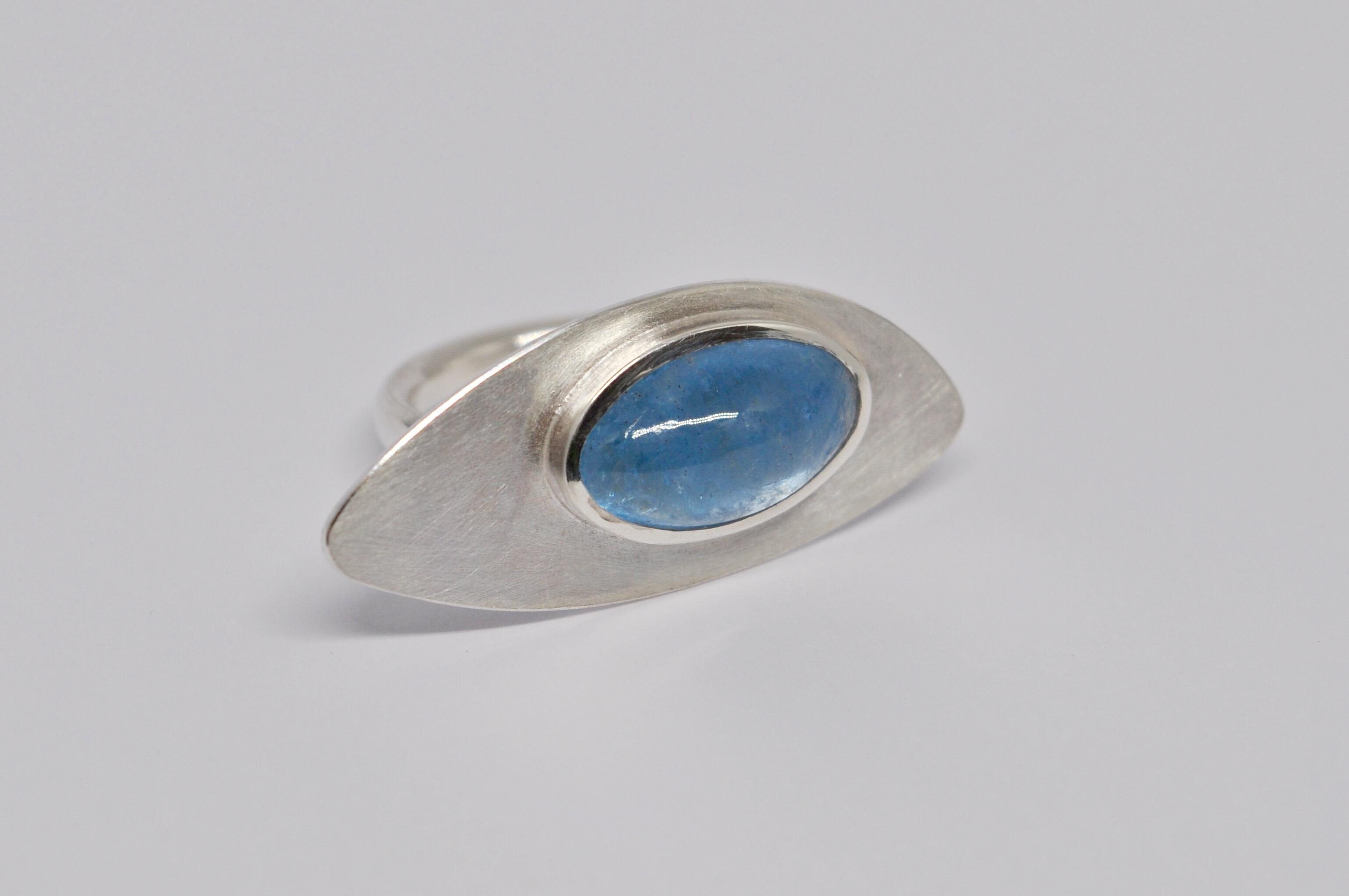 Ring in silver with an aquamarine stone