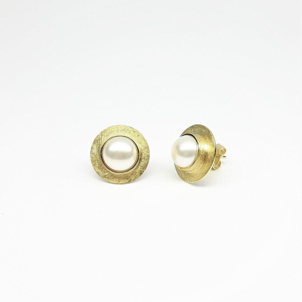 Earrings in 18kt yellow gold and freshwater cultured pearls Ø8-8,5mm.