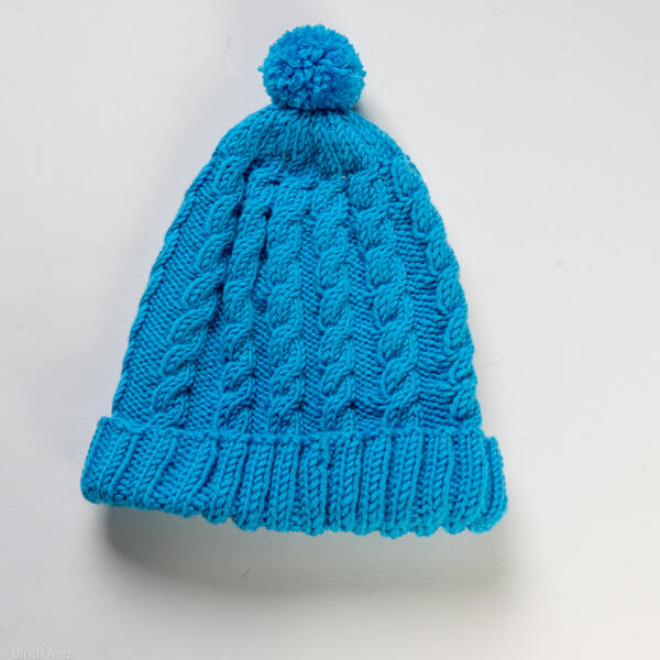 Baby- oder Kleinkindmütze  mit Zopfmuster,  handgestrickt  