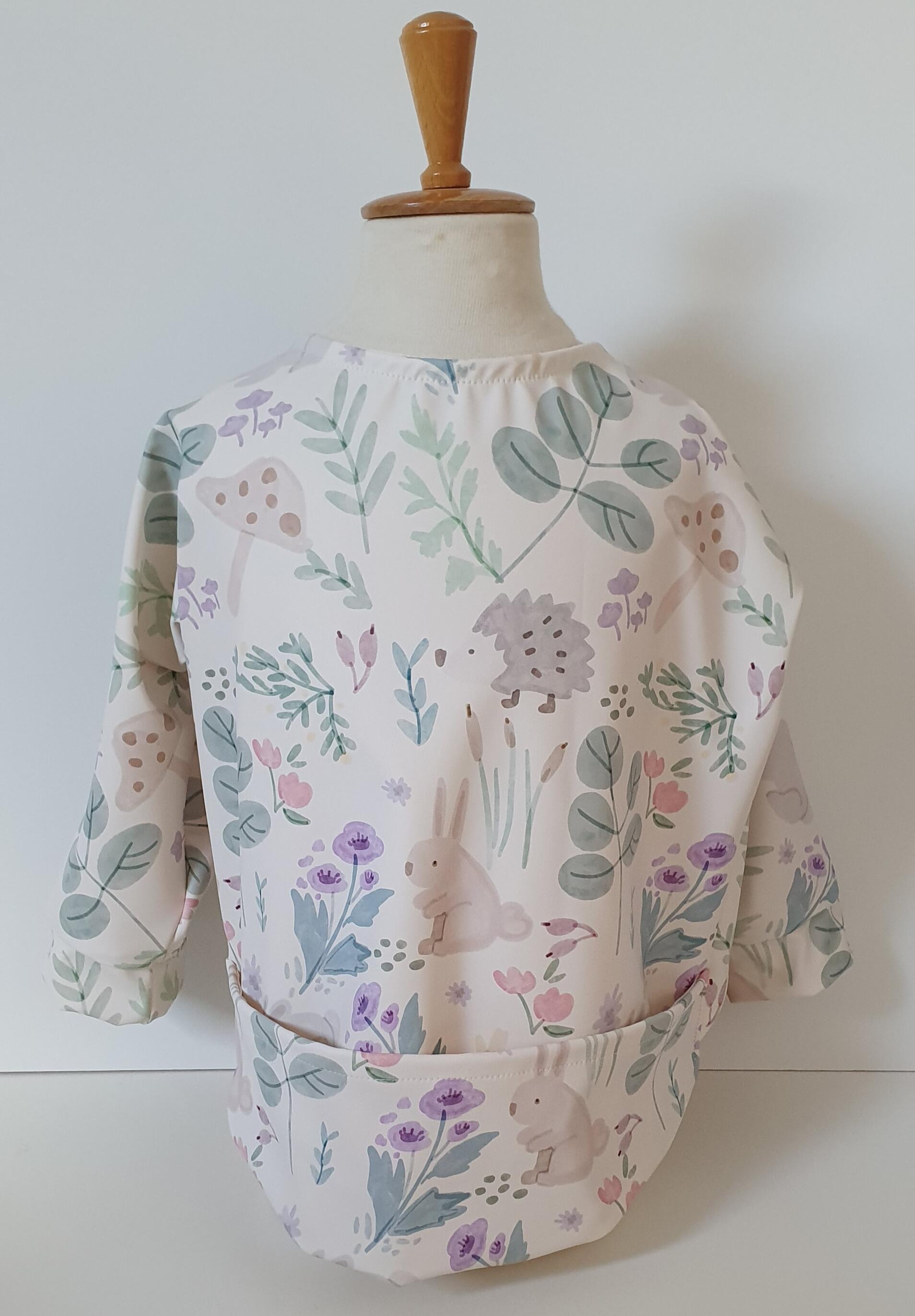 Bavoir avec manches (évolutif et imperméable) Made in Luxembourg "Lapins"